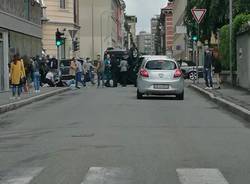 Incidente a Gallarate, si ribalta un'auto