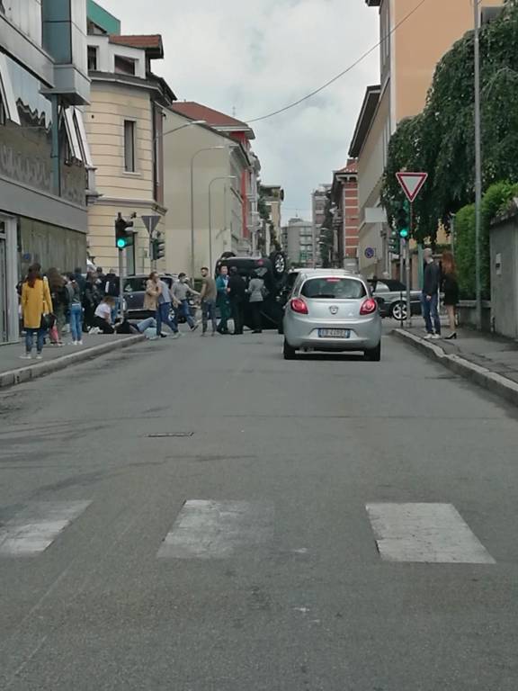 Incidente a Gallarate, si ribalta un'auto
