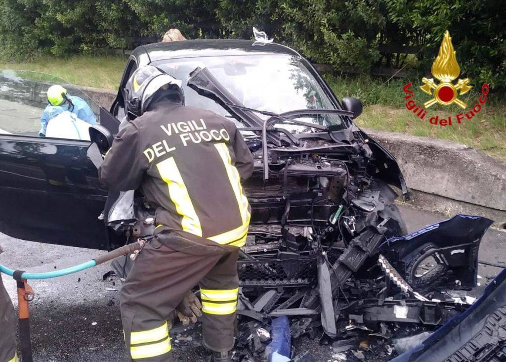 Incidente frontale tra due auto