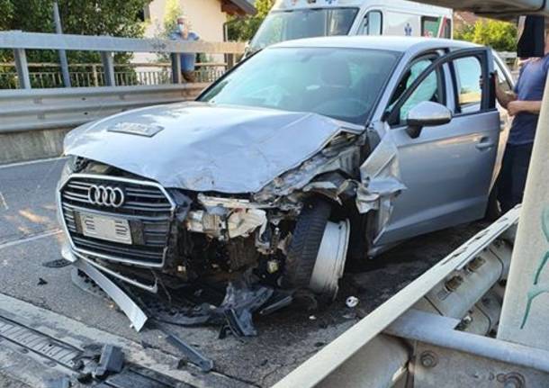 Scontro tra due auto a Sesto Calende