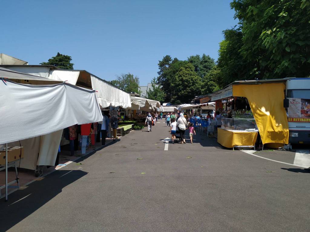 Mercato di Saronno al gran completo: si respira aria di normalità