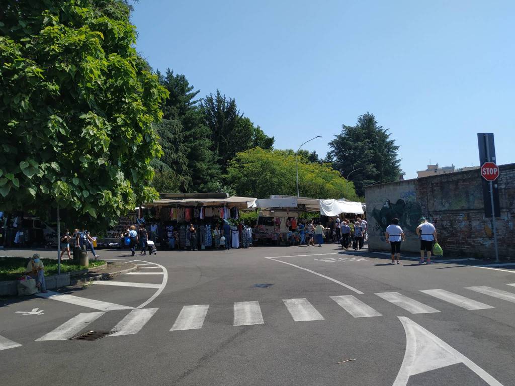Mercato di Saronno al gran completo: si respira aria di normalità