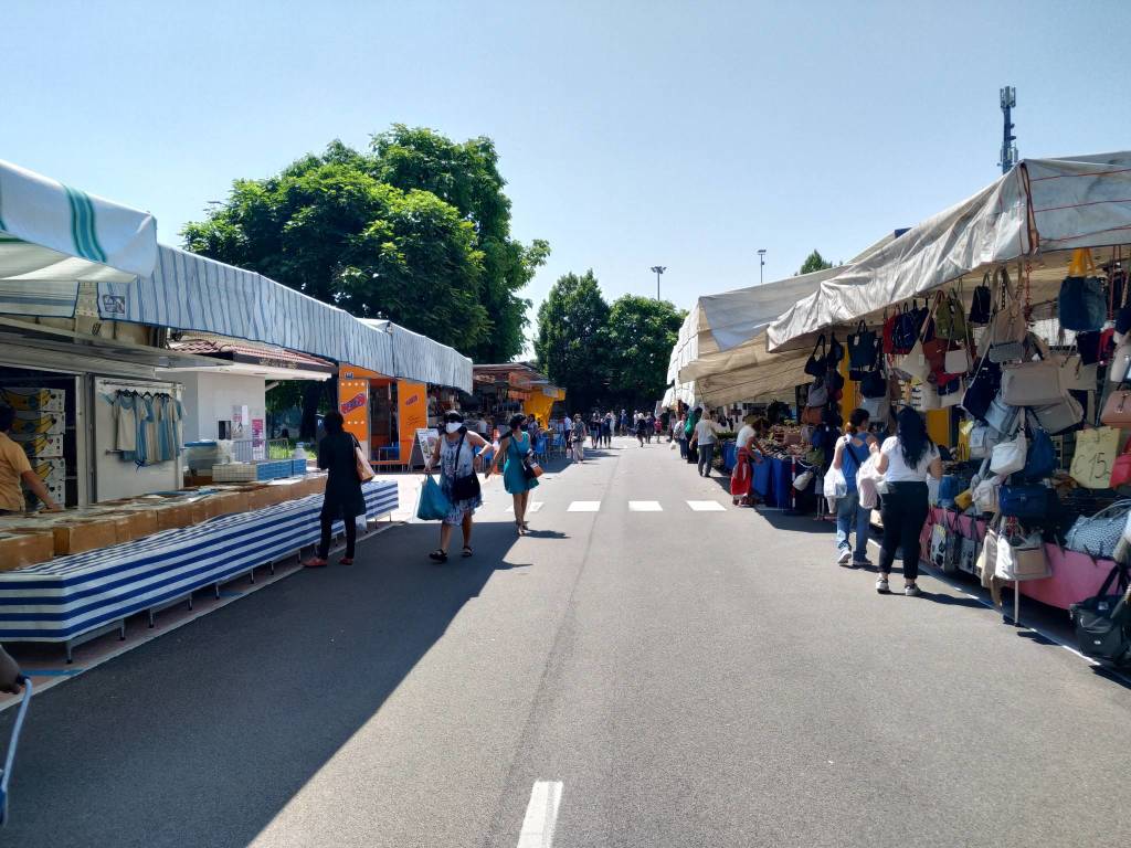 Mercato di Saronno al gran completo: si respira aria di normalità