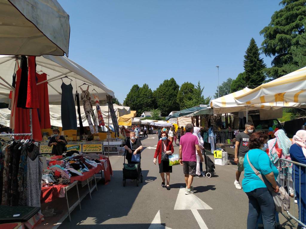 Mercato di Saronno al gran completo: si respira aria di normalità