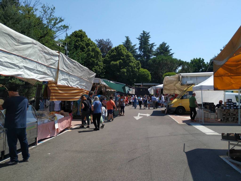 Mercato di Saronno al gran completo: si respira aria di normalità