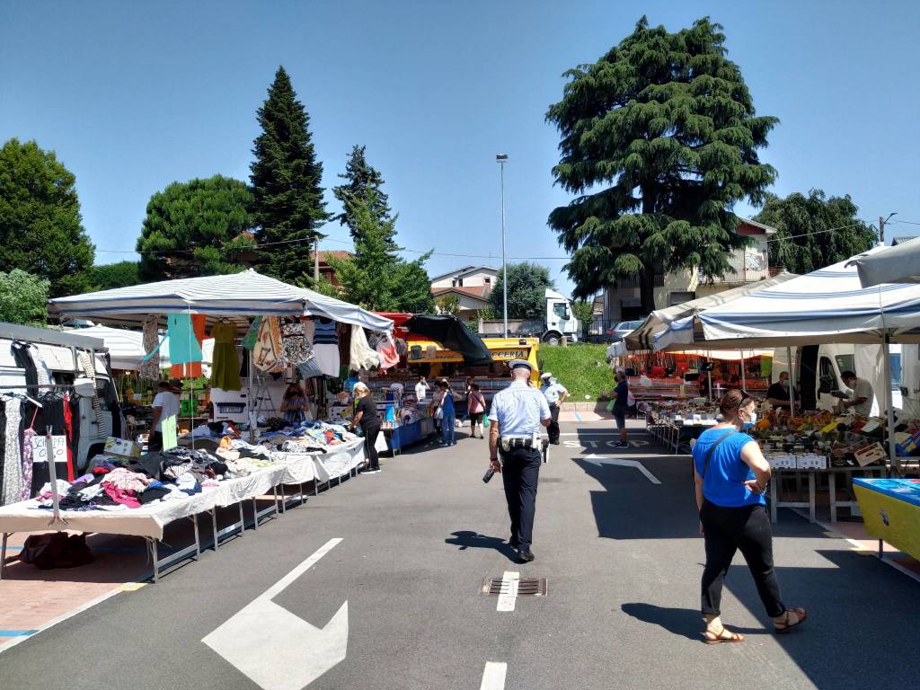 Mercato di Saronno al gran completo: si respira aria di normalità