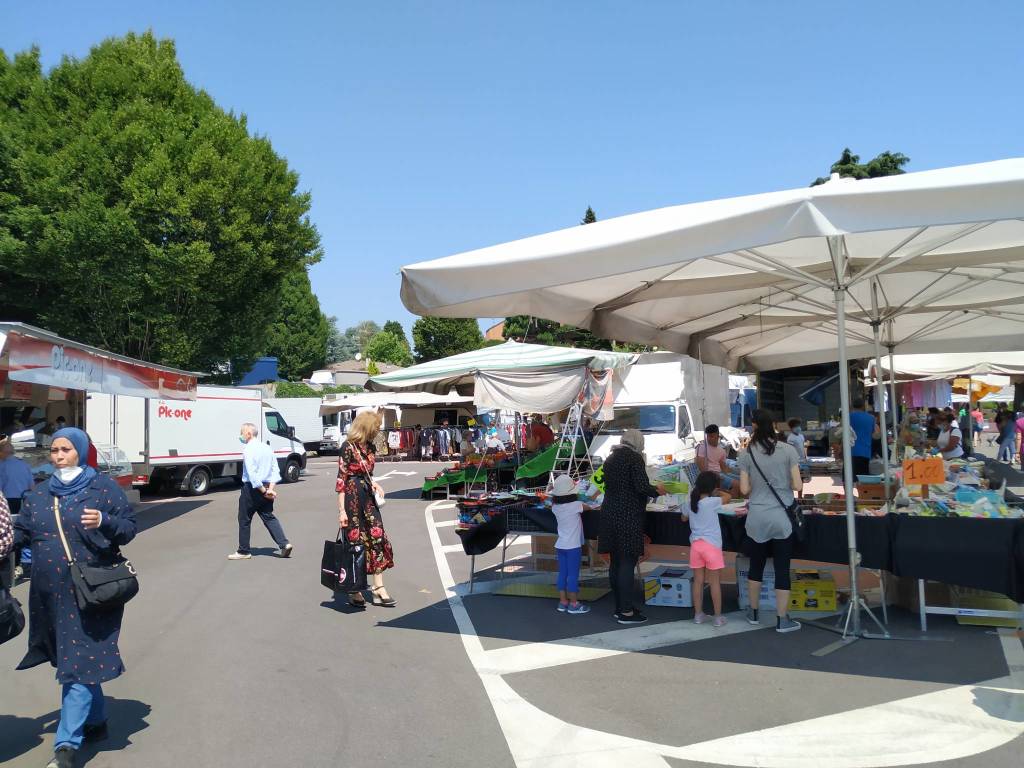 Mercato di Saronno al gran completo: si respira aria di normalità