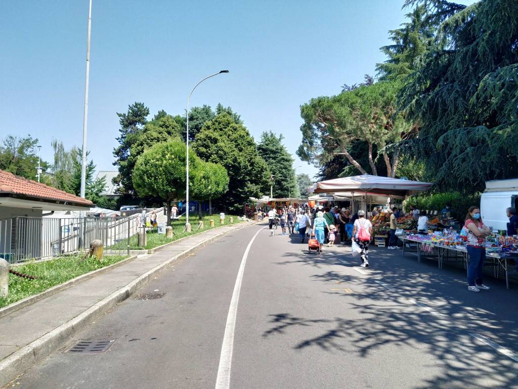 Mercato di Saronno al gran completo: si respira aria di normalità