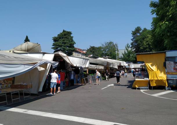 Mercato di Saronno al gran completo: si respira aria di normalità