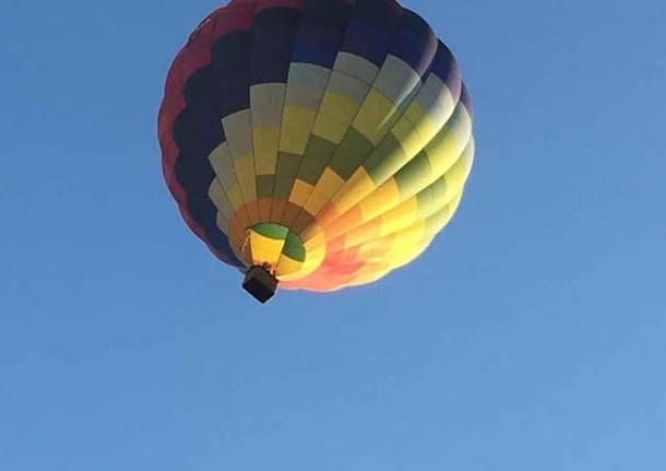 Mongolfiera colorata nei cieli di Saronno