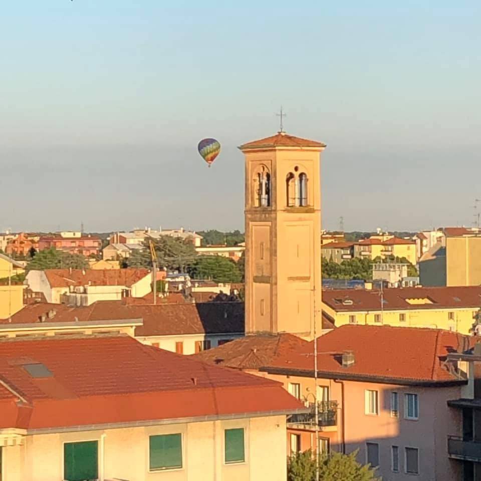 Mongolfiera colorata nei cieli di Saronno