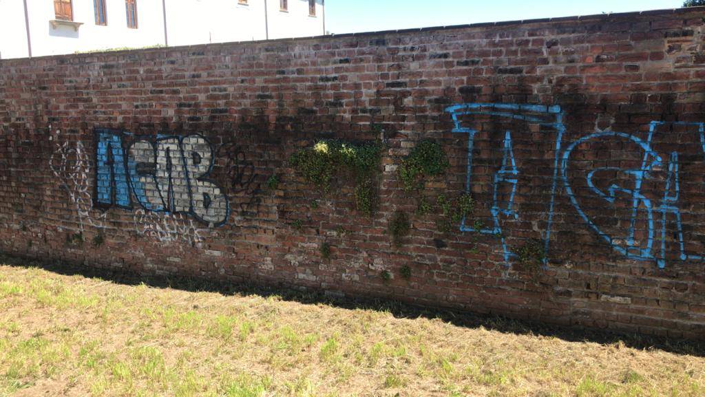 Mura castello Legnano vandalizzate