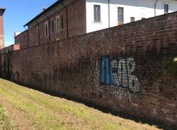 Mura castello Legnano vandalizzate