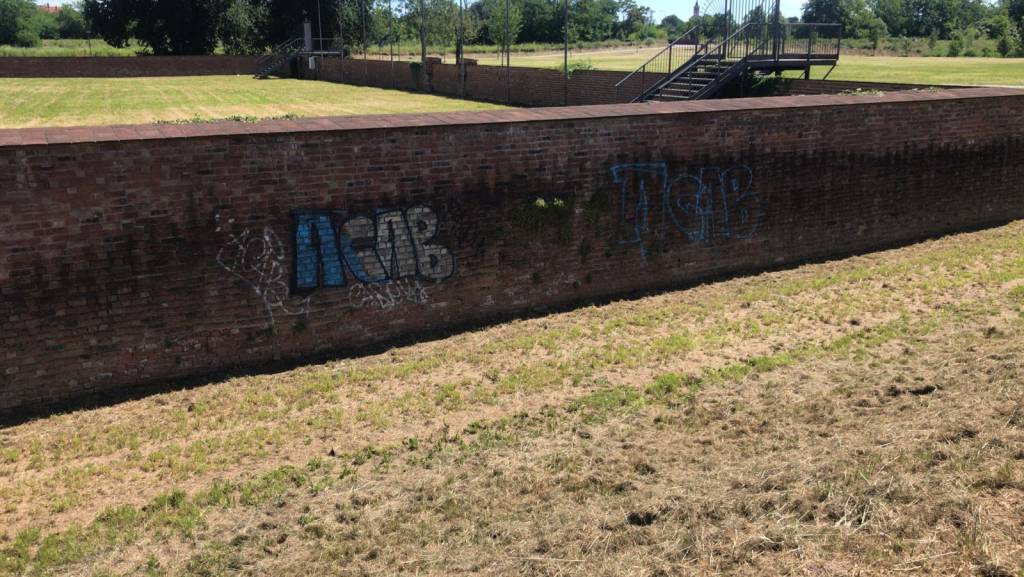 Mura castello Legnano vandalizzate
