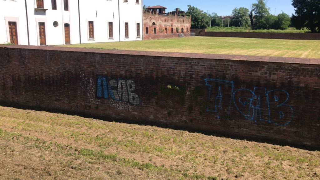 Mura castello Legnano vandalizzate