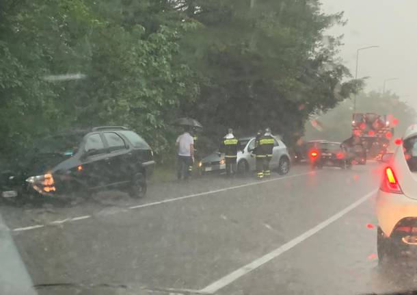 Quattro automobile fuori strada a causa del maltempo 