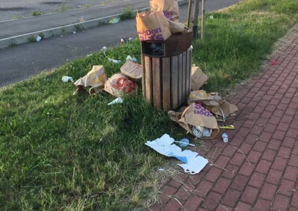 rifiuti abbandonati in via Arconate