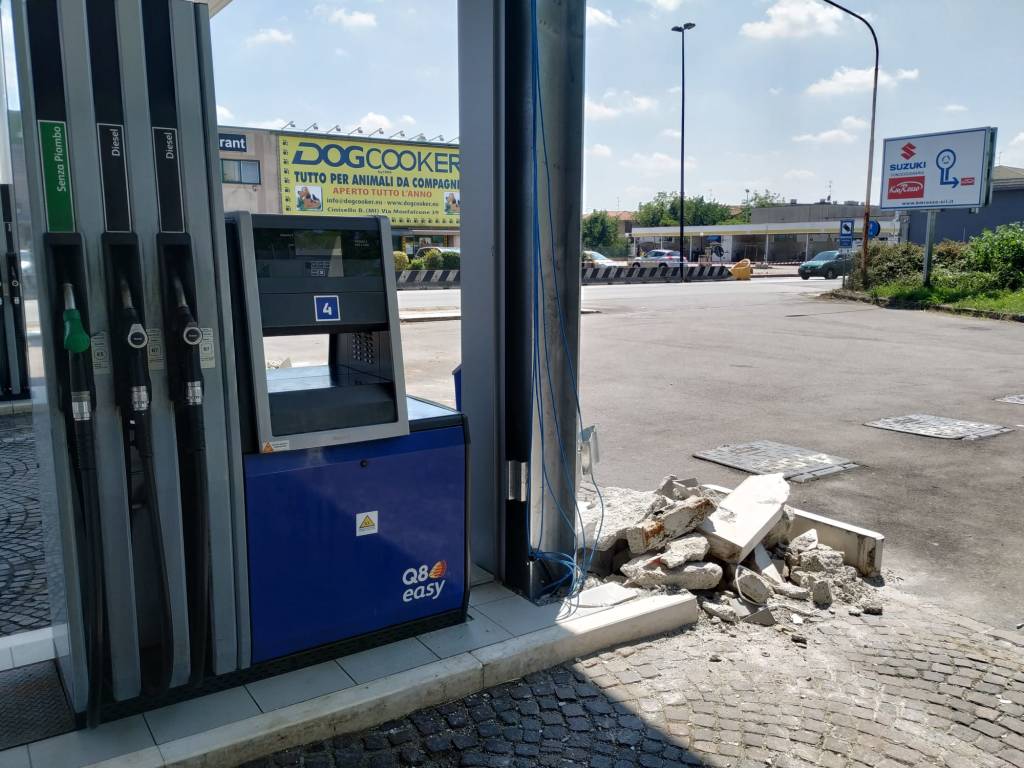 Solaro, assalto al distributore con una ruspa: sradicato il bancomat