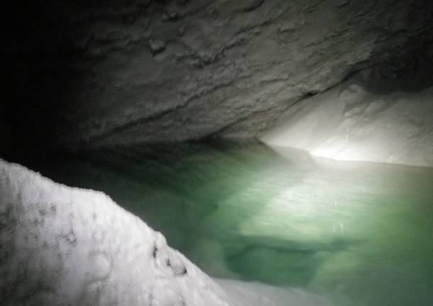 Speleologi al lavoro sotto il campo dei fiori