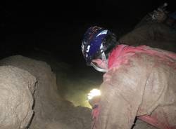 Speleologi al lavoro sotto il campo dei fiori