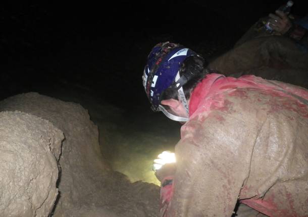 Speleologi al lavoro sotto il campo dei fiori