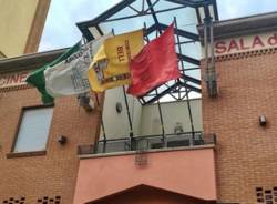 Uboldo, bandiere esposte per tenere vivo lo spirito del Palio