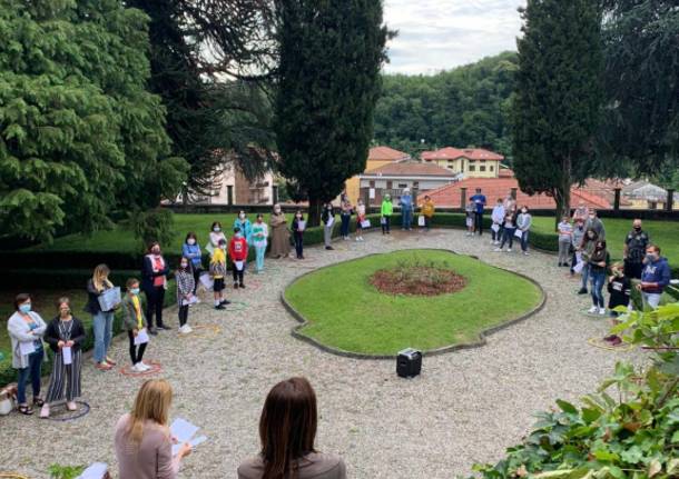 Gli alunni di quinta elementare di Besozzo salutano l’anno scolastico