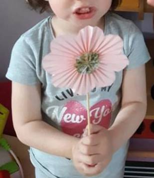 Varese - I fiori dei bambini della scuola materna di Lissago per il Comitato Maria Letizia Verga