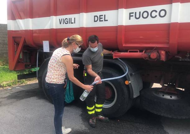 Varese senz'acqua: Ivana Perusin si rifornisce all'autobotte