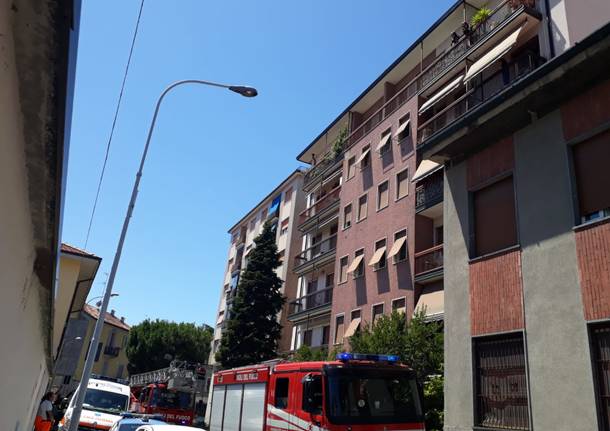 Incendio in appartamento in via Madonnina del Grappa a Legnano