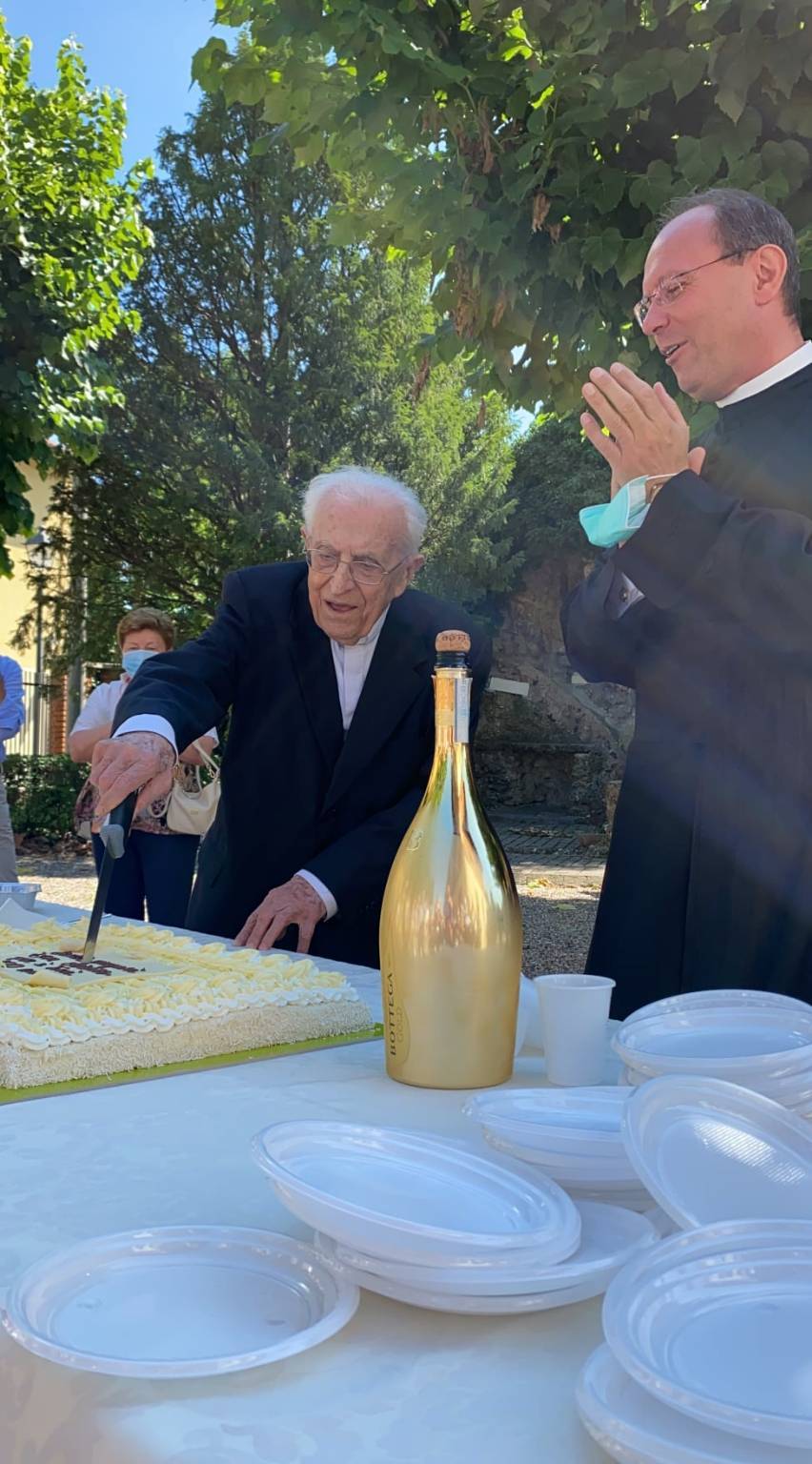 100 anni al fianco dei cittadini di Origgio, festa per don Cesare Catella