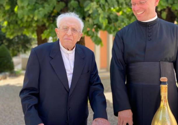 100 anni al fianco dei cittadini di Origgio, festa per don Cesare Catella