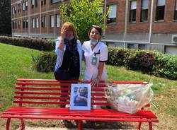 All'ospedale di Passirana una panchina rossa in memoria di un infermiere scomparso un anno fa