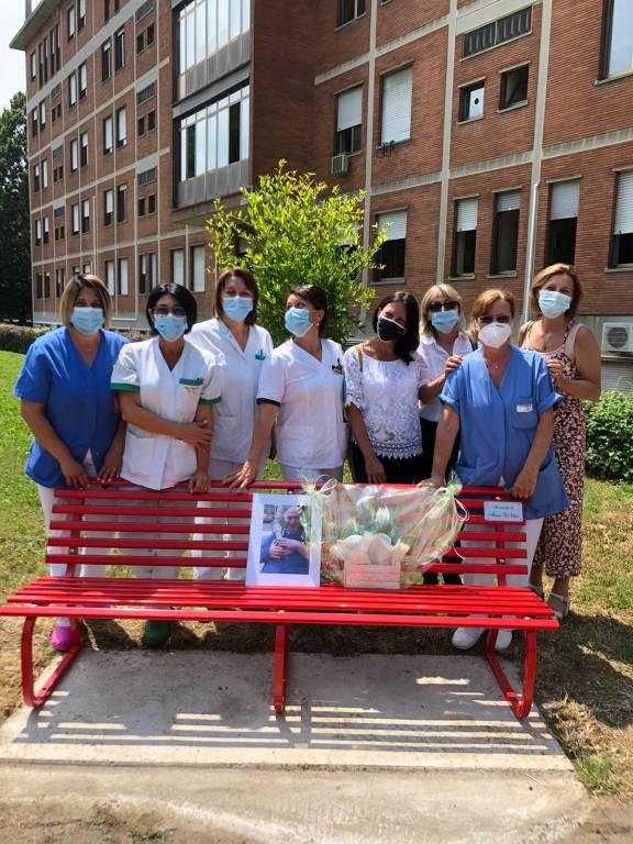 All'ospedale di Passirana una panchina rossa in memoria di un infermiere scomparso un anno fa