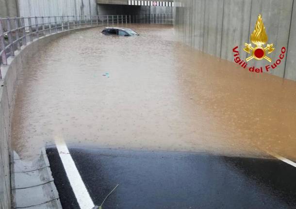 Auto sommersa nel sottopasso a Gerenzano, donna salvata dai vigili del fuoco