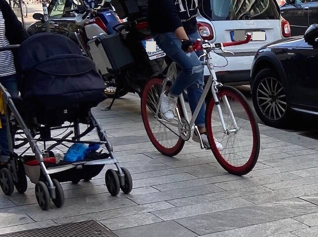 bicicletta sul marciapiede