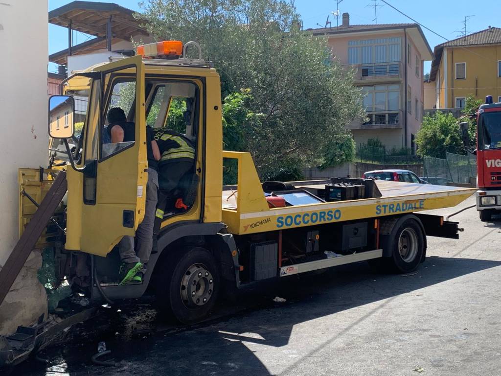 Camion contro una casa a Caravate