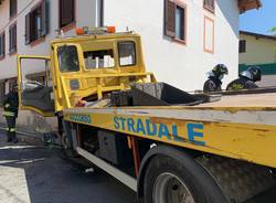 Camion contro una casa a Caravate