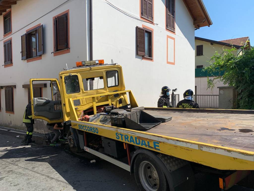 Camion contro una casa a Caravate