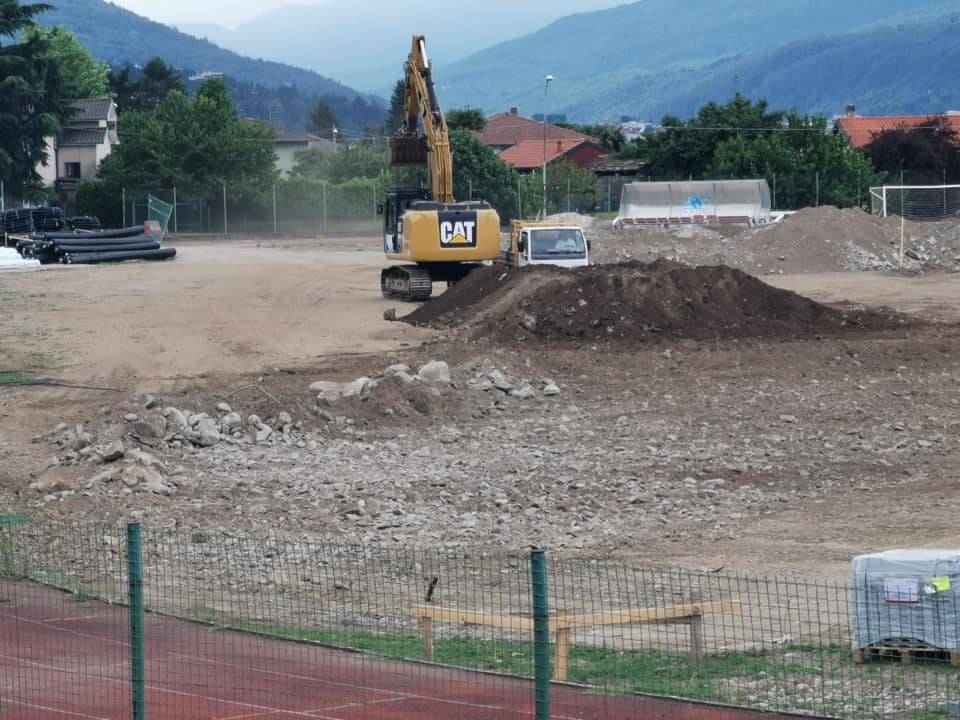 I lavori al campo di calcio di Maccagno