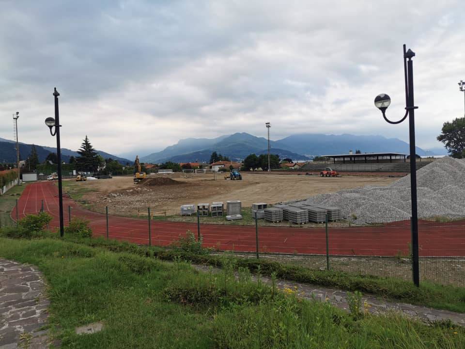 I lavori al campo di calcio di Maccagno
