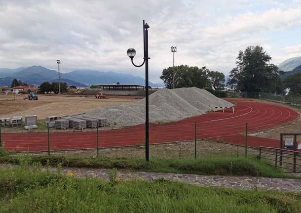 I lavori al campo di calcio di Maccagno