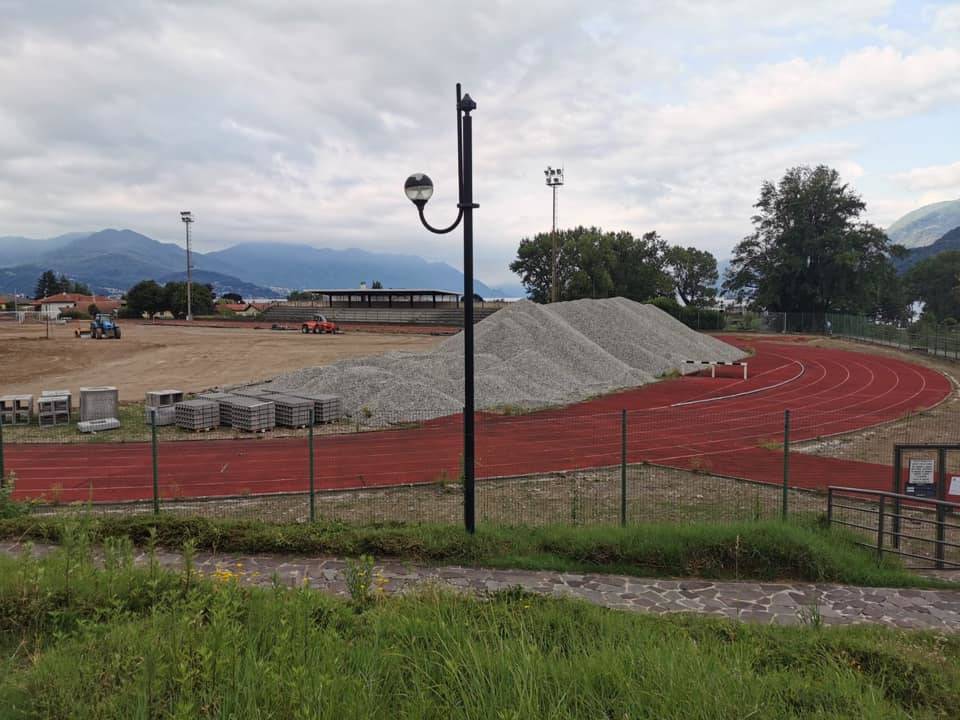 I lavori al campo di calcio di Maccagno