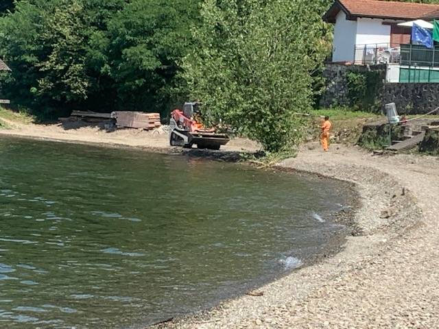 Zenna, lavori di sistemazione all\'arenile sulla spiaggia