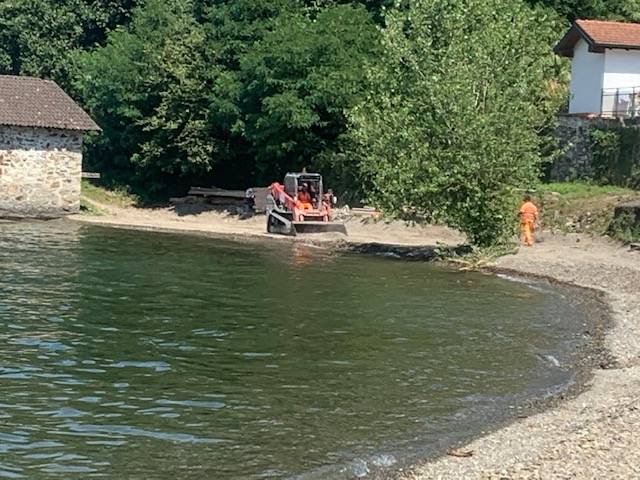 Zenna, lavori di sistemazione all\'arenile sulla spiaggia