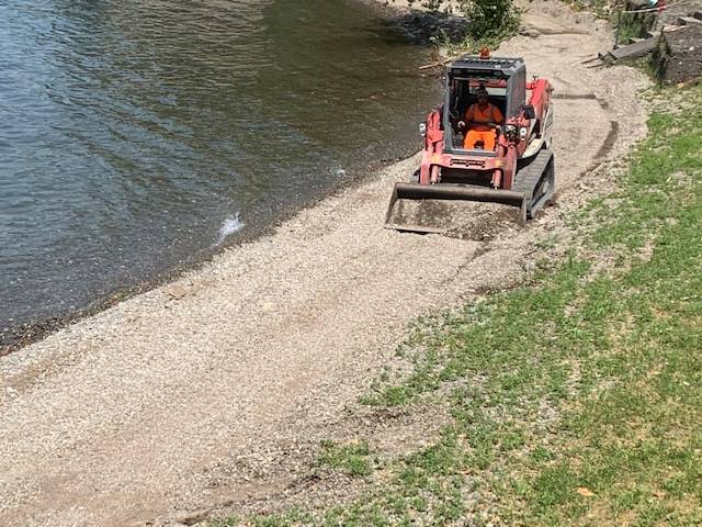 Zenna, lavori di sistemazione all\'arenile sulla spiaggia