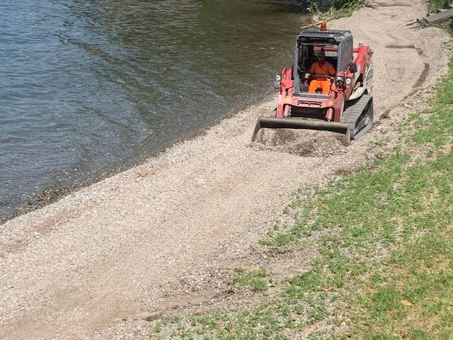 Zenna, lavori di sistemazione all\'arenile sulla spiaggia