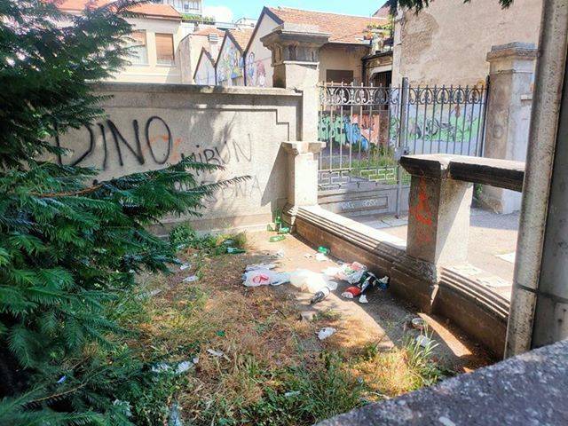 Sporcizia in via Como a Varese