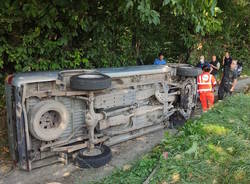 Pick-up ribaltato nei boschi di Sesto Calende