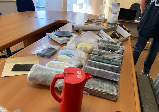 Droga nel laboratorio di Vergiate, tre arresti